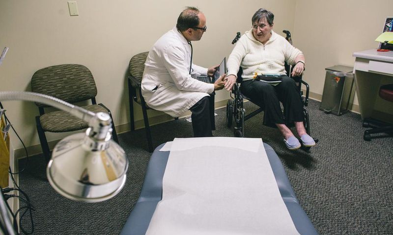 Health Officials Urge Caution in Reducing Opioids for Pain Patients