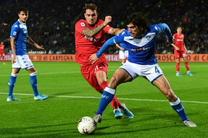 Brescia midfielder Sandro Tonali (R) has been called up for Italy's final Euro 2020 qualifiers.