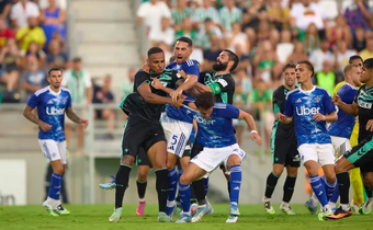 Player punches teammate during heated fight in Betis-Como pre-season game (Video)