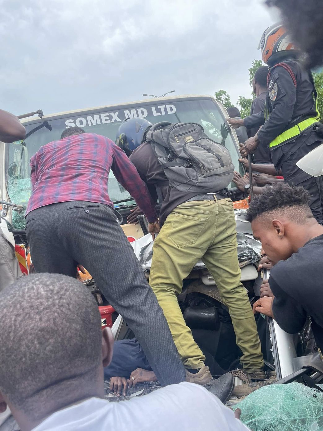 4 severely injured, about 10 cars damaged in tragic crash at Nkrumah Circle (video)