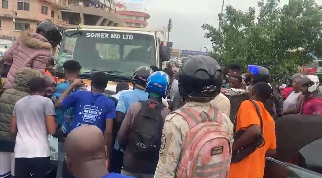 4 severely injured, about 10 cars damaged in tragic crash at Nkrumah Circle (video)