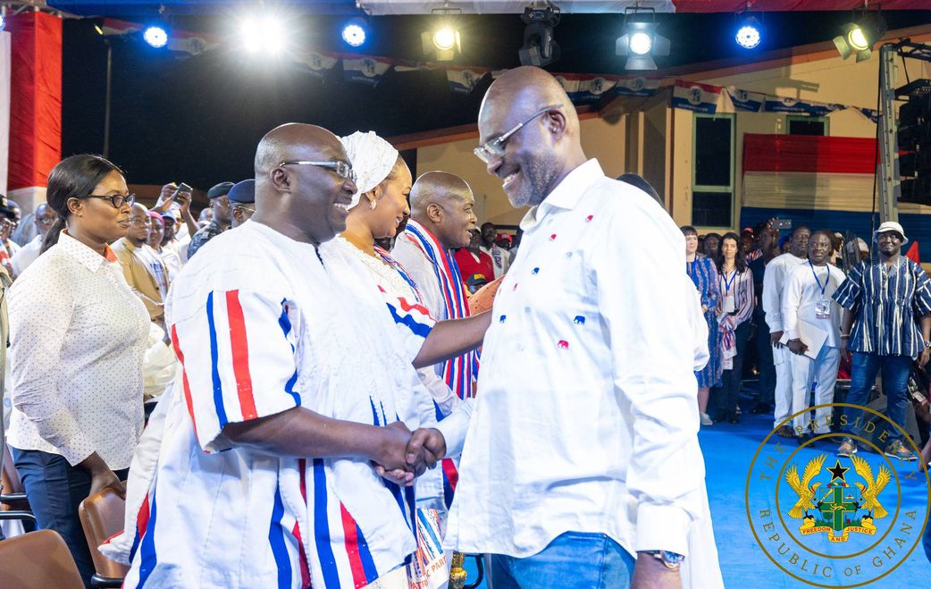 NPP flagbearer race heats up as over 200 ex-MMDCEs snub Agyapong to endorse Bawumia