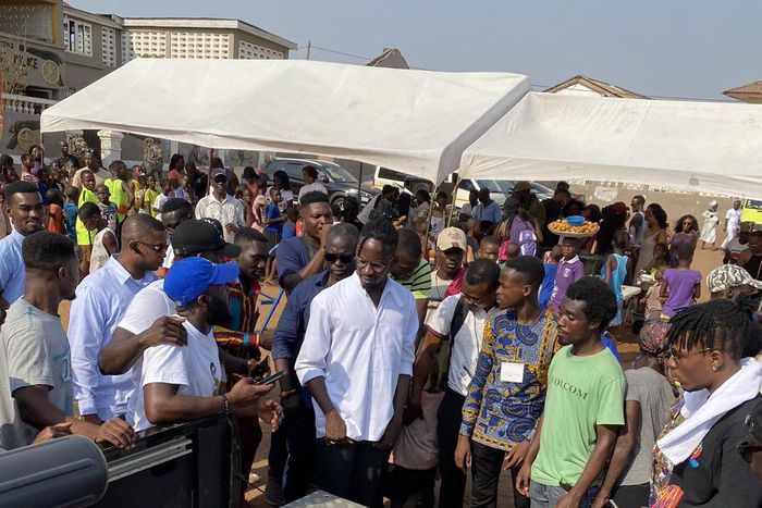 Mr Eazi and Joeboy feed kids in Jamestown on Boxing Day with Ghana rice