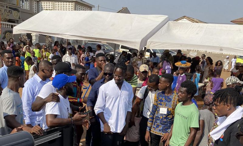 Mr Eazi and Joeboy feed kids in Jamestown on Boxing Day with Ghana rice