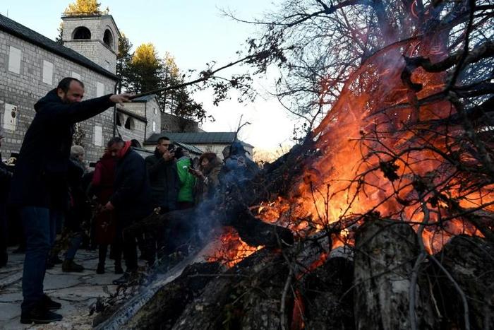 Two groups of rival worshippers gathered just 100 metres apart in the former royal capital Cetinje for the ritual lighting of a yule log