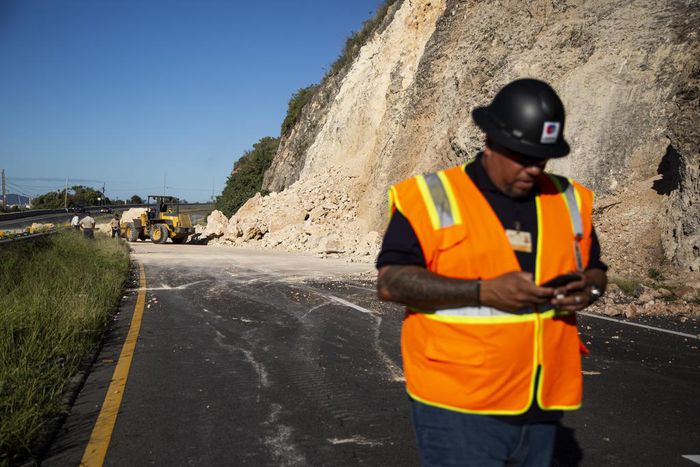 Families Huddle in Dark Across a Ravaged Island, Wary of the Aftershocks