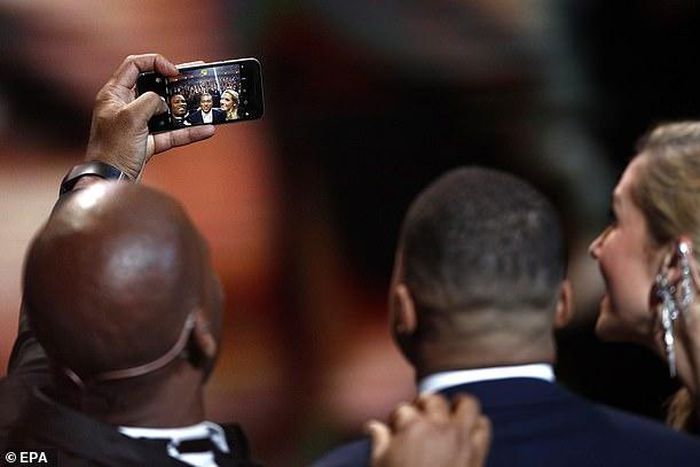 Twitter goes crazy over Didier Drogba’s use of iPhone 6 at Ballon d’Or ceremony