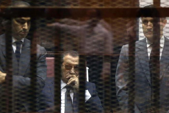 A 2015 photo shows ousted Egyptian president Hosni Mubarak in a Cairo court between his sons Gamal (L) and Alaa