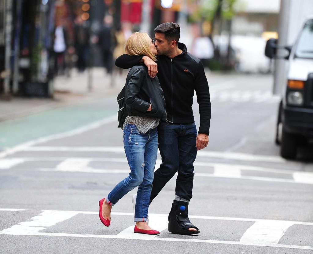 Kelly Ripa and Mark Consuelos' Body Language Is D*mn Near Perfect