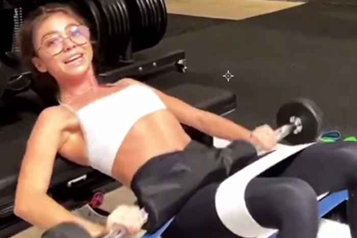 Sarah Hyland Shows Off Abs In New Workout Video