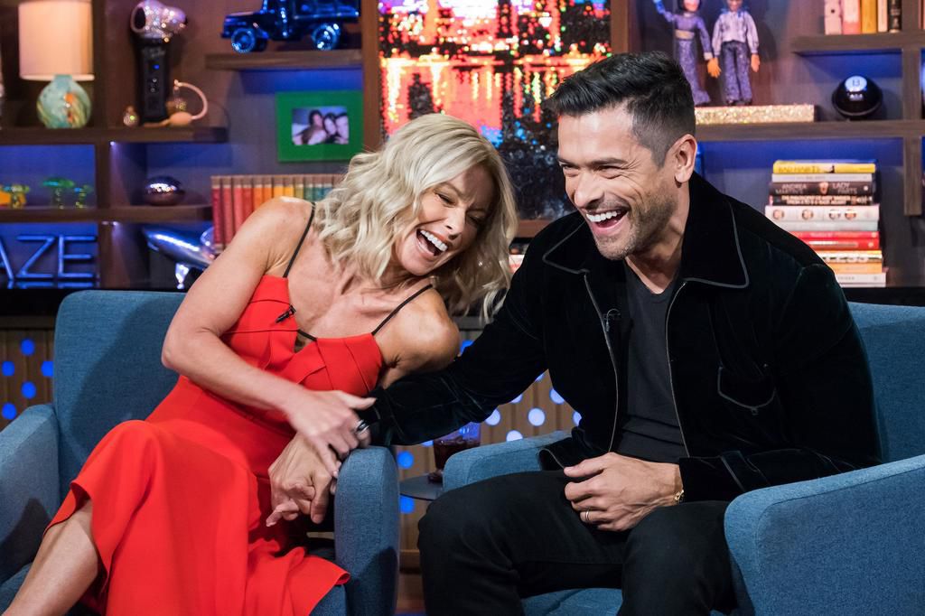 Kelly Ripa and Mark Consuelos' Body Language Is D*mn Near Perfect