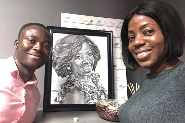 Shirley Frimpong-Manso receives pencil drawing