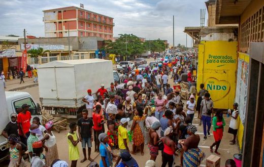 Crowds continue to mass at markets, in front of shops or by water points in Luanda despite the lockdown against the coronavirus