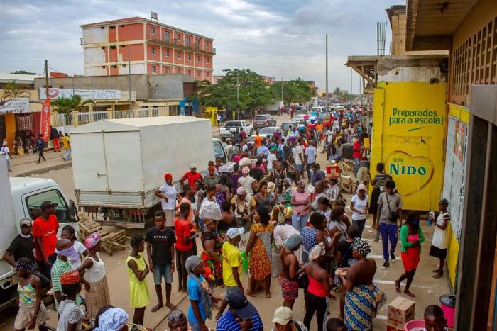 Crowds continue to mass at markets, in front of shops or by water points in Luanda despite the lockdown against the coronavirus