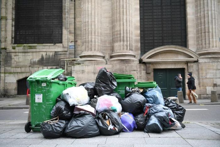 Garbage collectors argue that they should continue to be allowed to stop work early because their life expectancy is seven years lower than that of the average French person