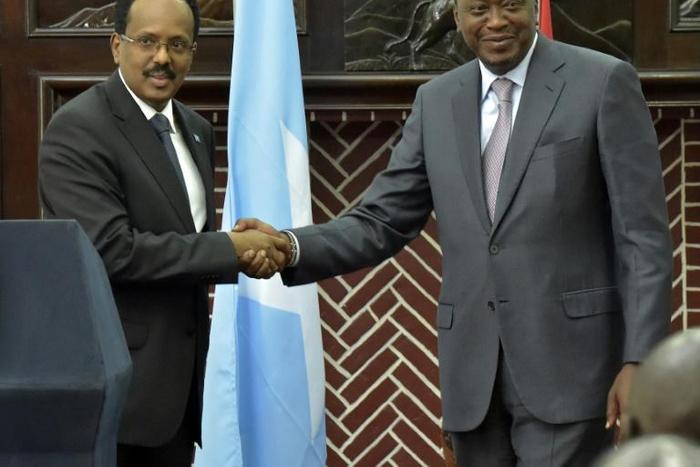 The agreement followed a meeting between President Uhuru Kenyatta (R) and his Somali counterpart, Mohamed Abdullahi Mohamed (L)