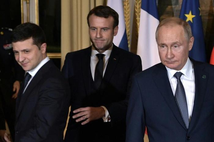 The Ukrainian and Russia leaders were at a meeting in Paris this month with French President Emmanuel Macron (C)