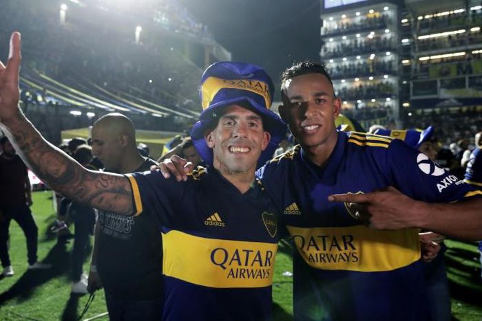 Carlos Tevez (L) celebrates winning the Argentine league title with Boca Juniors