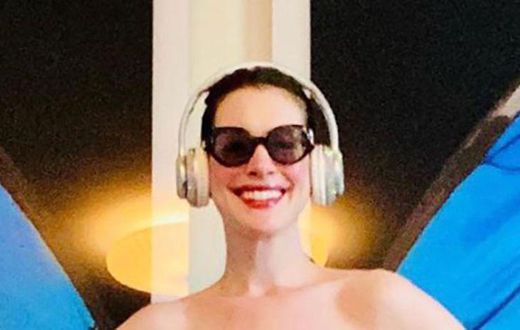 Anna Hathaway Just Won The Pillow Challenge