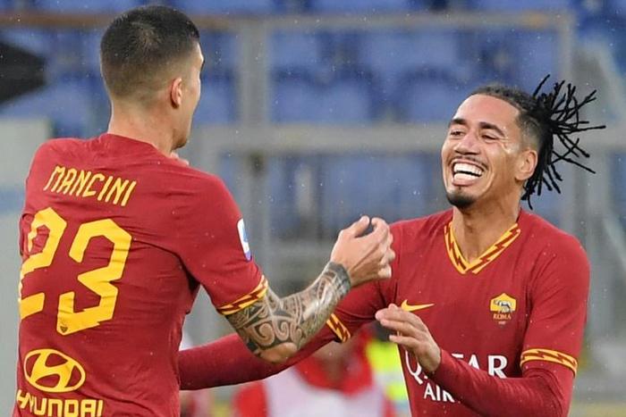 English defender Chris Smalling (R) joined Roma on loan this season from Manchester United