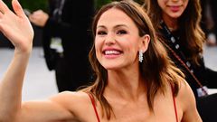 Watch Jennifer Garner Do Ballet In The Airport