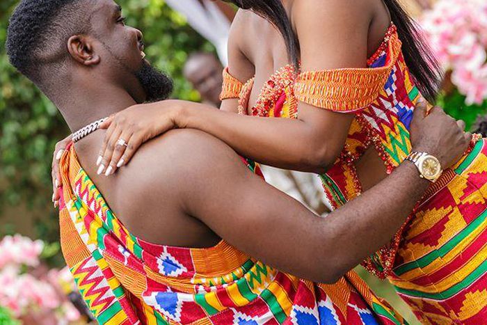 Sarkodie and Tracy take traditional Kente wedding to a new fashion level