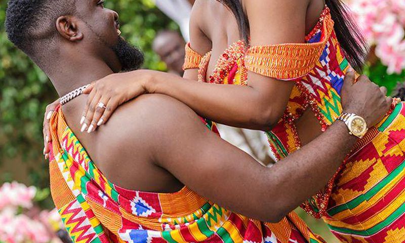 Sarkodie and Tracy take traditional Kente wedding to a new fashion level