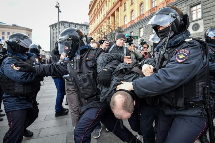 Russian riot police detained around 30 people at an unauthorised protest against "political repressions" outside the headquarters of the FSB security services in central Moscow