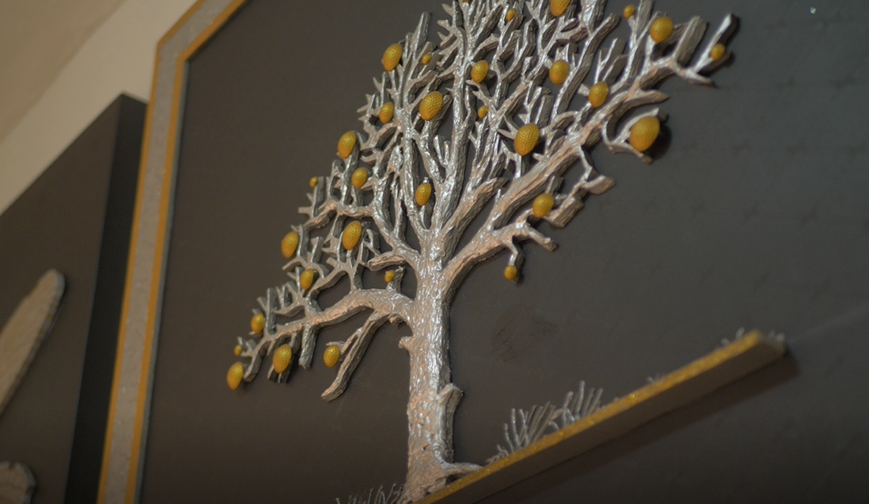 This young Ghanaian entrepreneur is turning recyclable trash into beautiful art