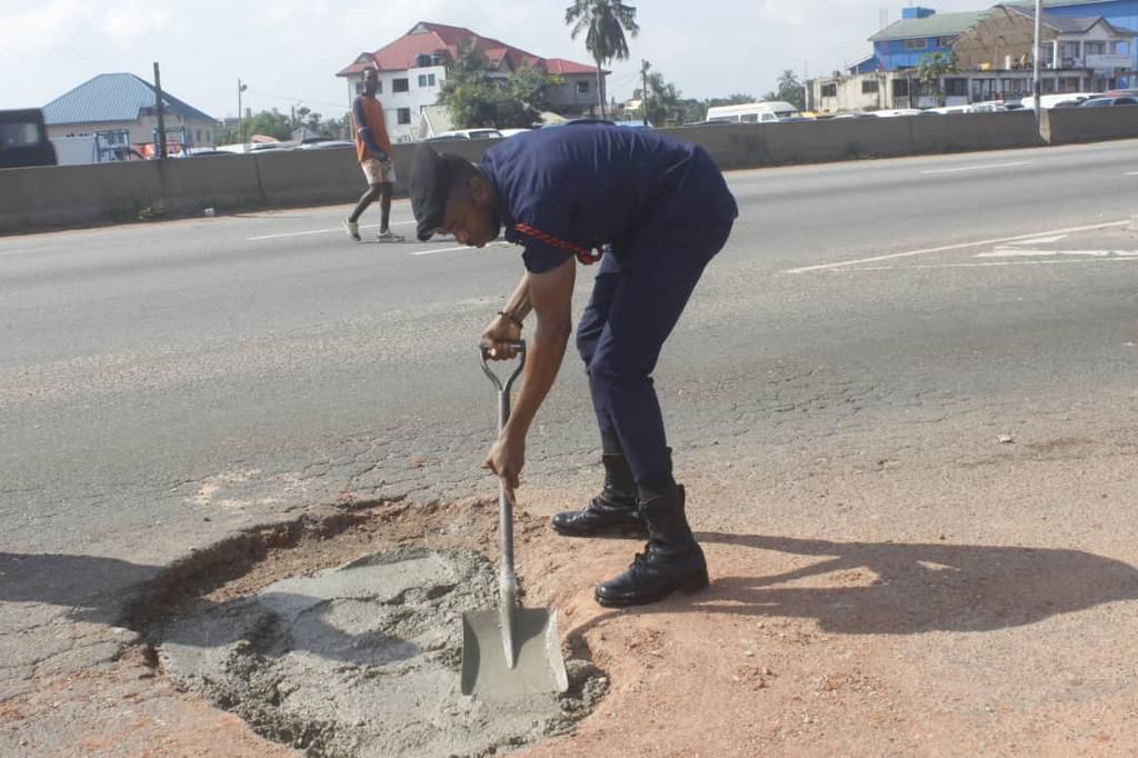Police officer who repaired damaged traffic light fills deadly potholes in Accra to save lives