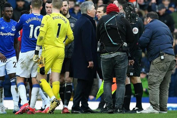Everton manager Carlo Ancelotti (C) remonstrated with referee Chris Kavanagh