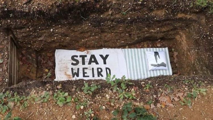 This university lets students lie in “purification grave” to reconcile with death (video)