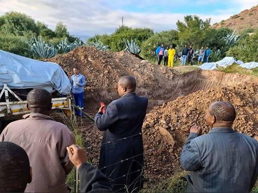 Villagers watch speechlessly as local chief is buried in Mercedes Benz (video/photos)
