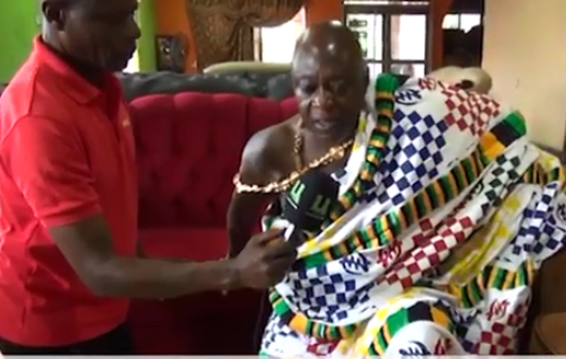 Atebubu Chief kneels and begs Nana Addo to fix bad roads