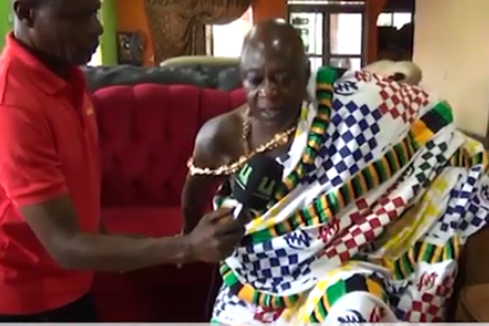 Atebubu Chief kneels and begs Nana Addo to fix bad roads