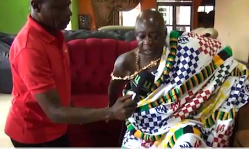 Atebubu Chief kneels and begs Nana Addo to fix bad roads