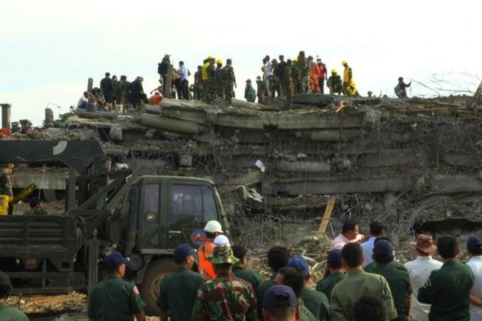 Hundreds of soldiers and rescuers frantically picked through the rubble of a collapsed building in southern Cambodia on Saturday looking for bodies as the death toll from the disaster rose to seven.