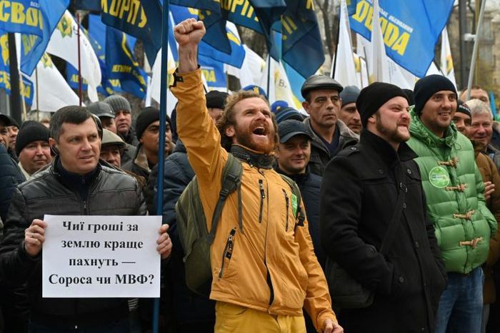 Ukrainian farmers and activists gathered  outside parliament in Kiev to protest at the land sale reform
