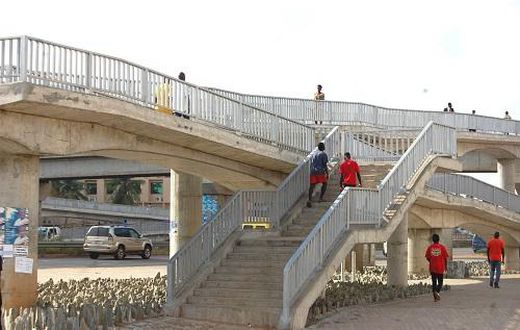 Angry soldier deals with recalcitrant pedestrians at Madina-Adentan footbridge (video)