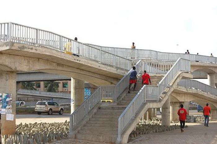 Angry soldier deals with recalcitrant pedestrians at Madina-Adentan footbridge (video)