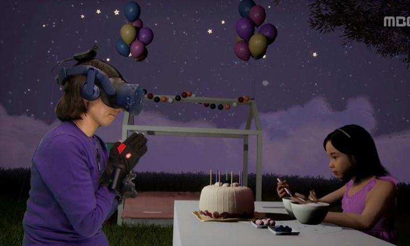 It took eight months of filming and programming to create the virtual Na-yeon (R)