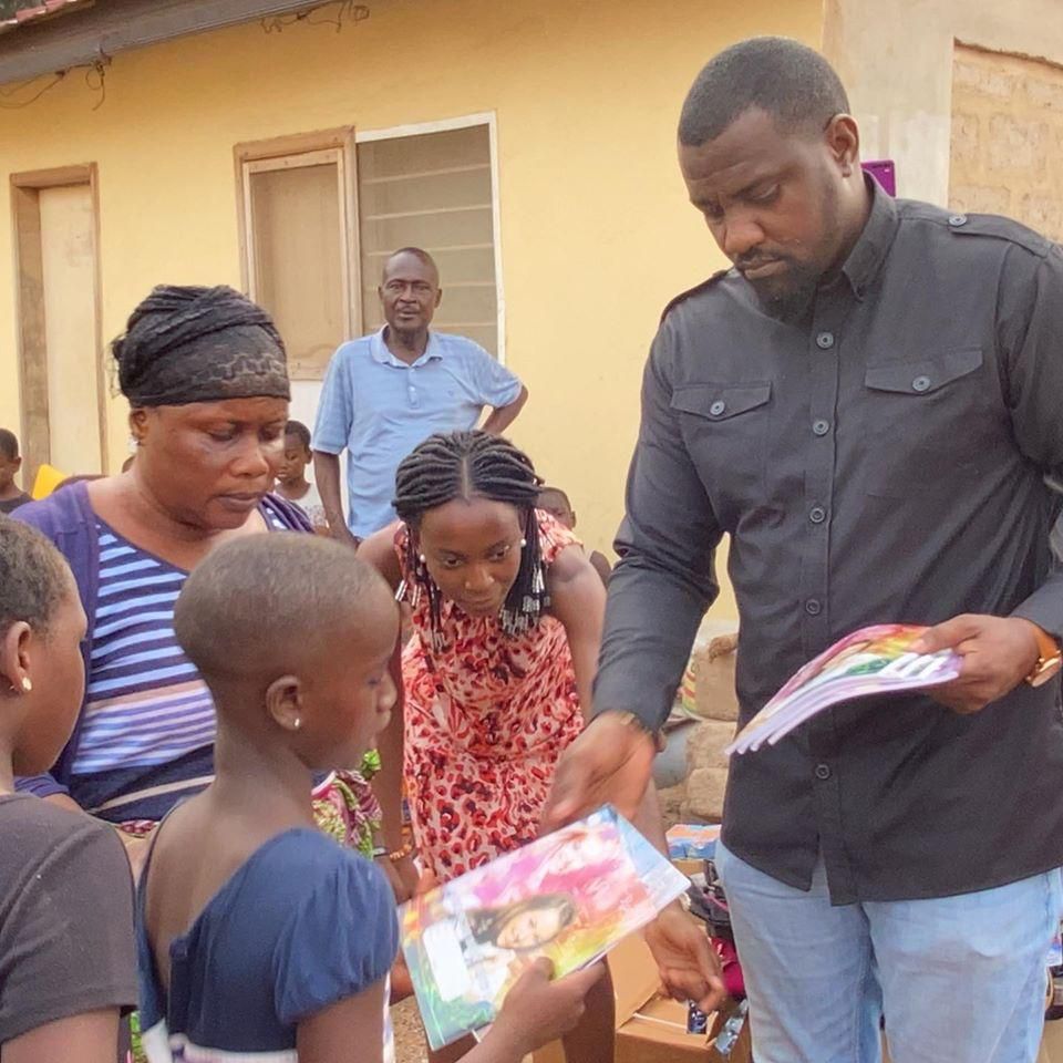 John Dumelo donates
