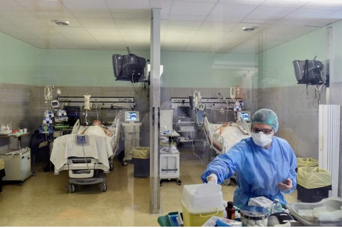 101-year-old man leaves hospital in high spirit after recovering from coronavirus