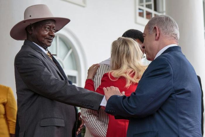 Israeli Prime Minister Benjamin Netanyahu (R) being welcomed by Ugandan President Yoweri Museveni