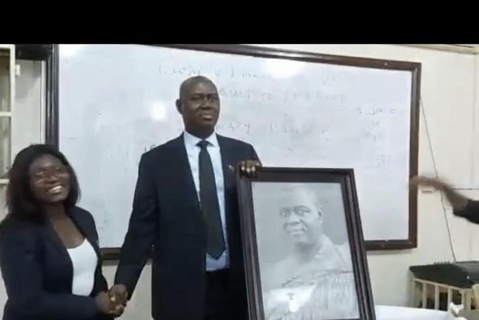 Justice Anin Yeboah receives pencil drawing from Artwork by Pimpin