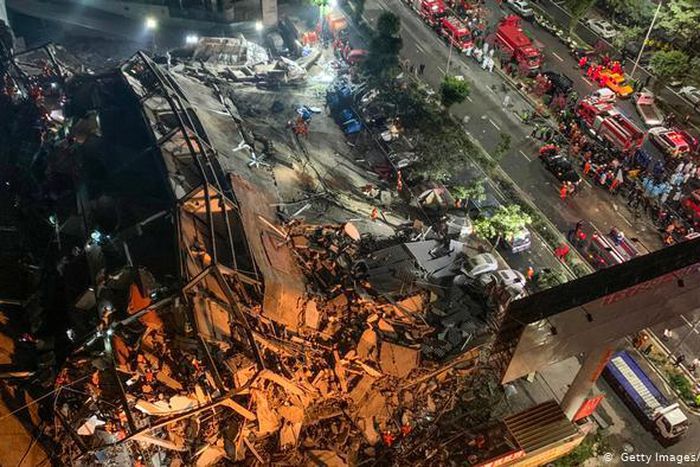 70 Coronavirus suspects trapped as quarantined centre collapses (video)