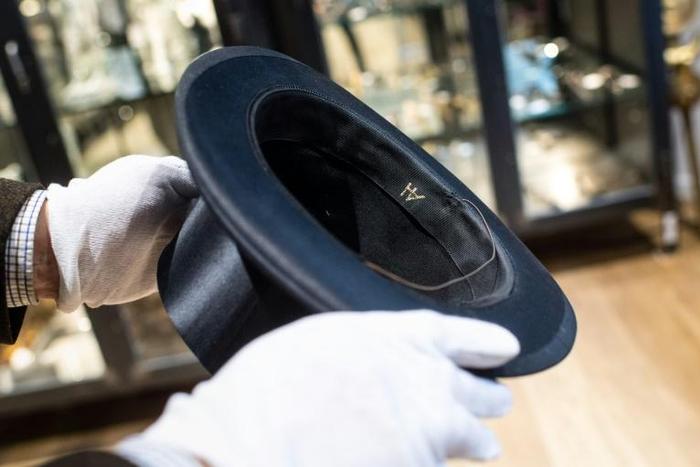 The auctioned top hat bearing the initials 'AH'