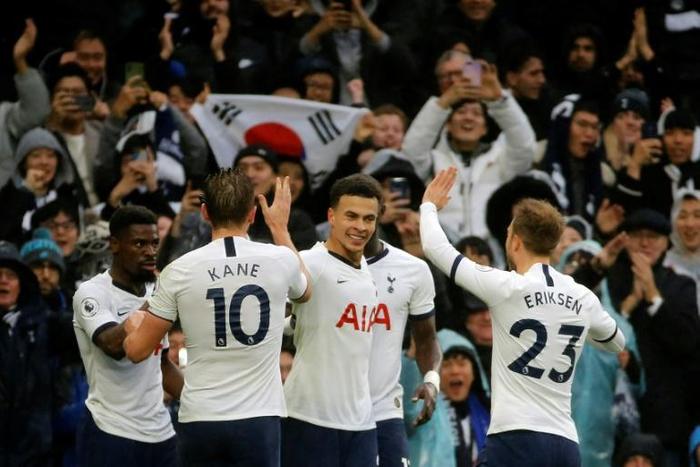 Tottenham's Dele Alli (C) celebrates the winner against Brighton