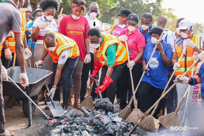 Apostle Eric Nyamekye (arrowed) joining the members to clean the Madina Market