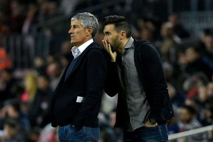 Quique Setien listens to Barca assistant coach Eder Sarabia